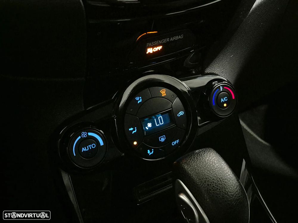 Ford Fiesta 1.0 T EcoBoost Titanium PowerShift - 25