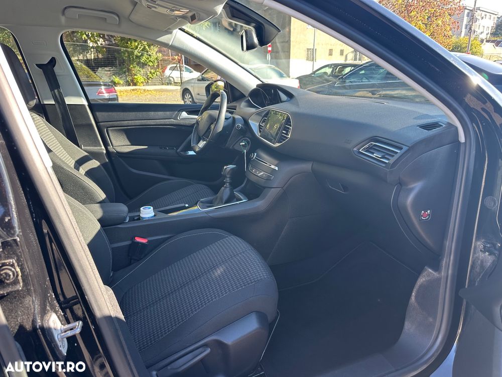 Peugeot 308 1.2 L PureTech Turbo S&S Active - 11