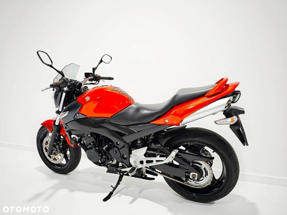 Suzuki GSR - 19