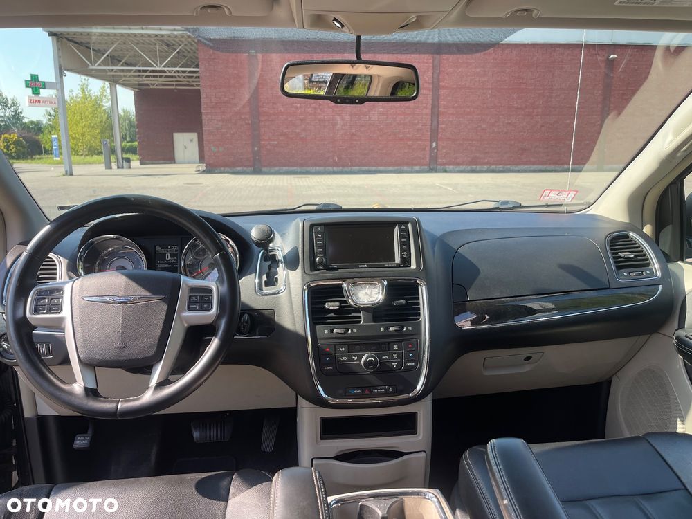 Chrysler Town & Country 3.6 Limited - 12
