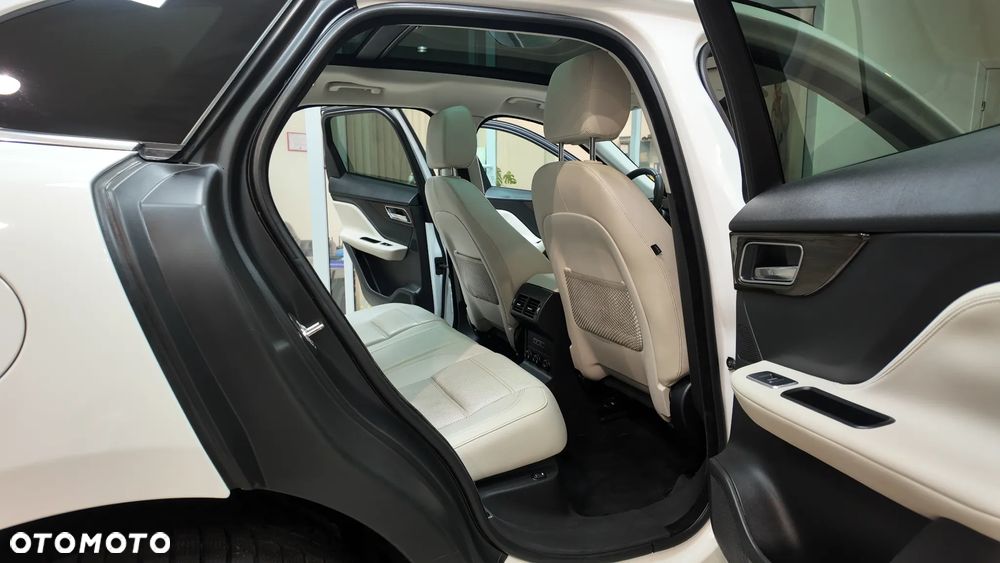 Jaguar F-Pace 2.0 i4D AWD Prestige - 31