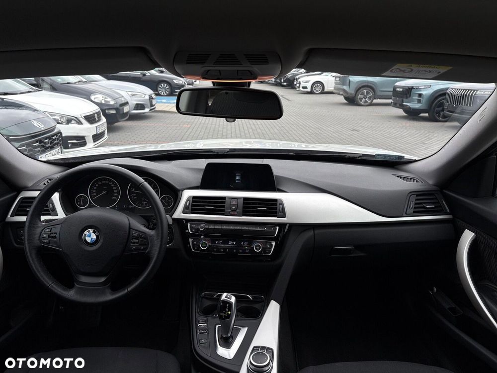BMW Seria 3 320i GPF xDrive - 24