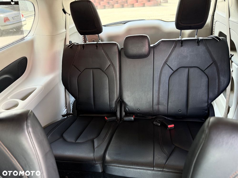 Chrysler Pacifica - 12