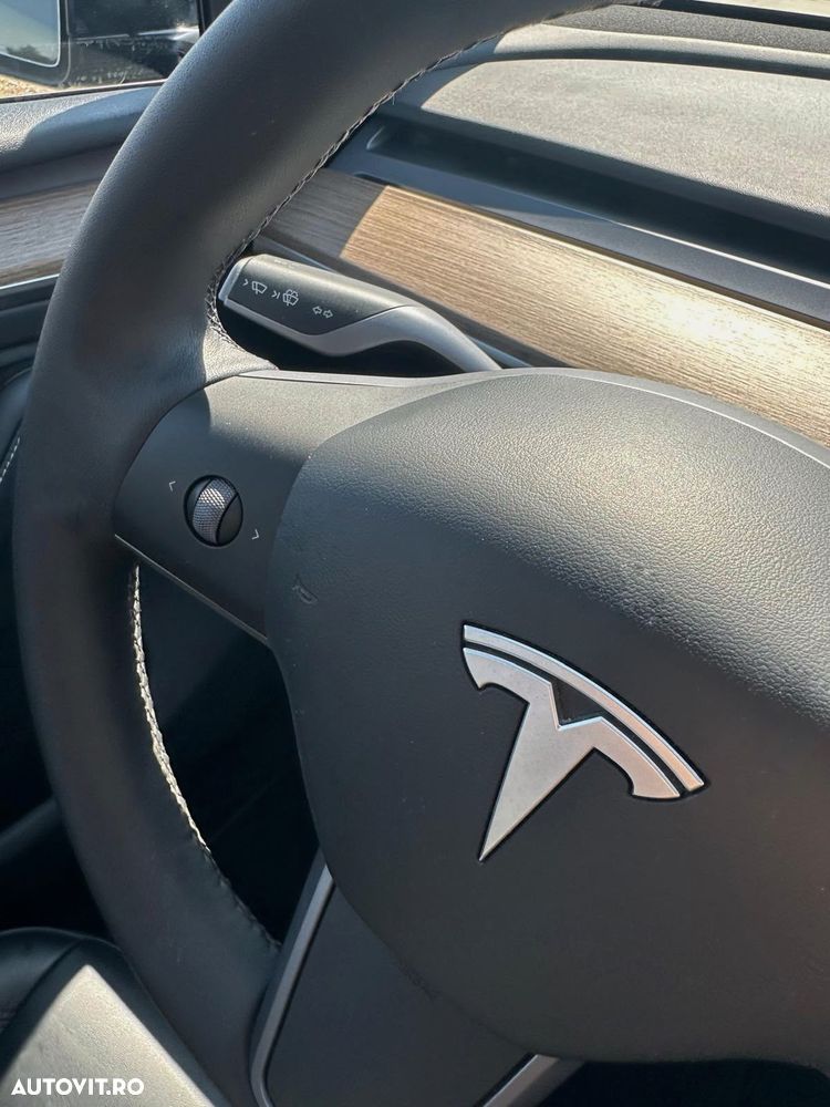 Tesla Model Y - 32