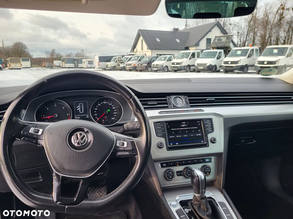 Volkswagen Passat 2.0 TDI SCR DSG Trendline - 8