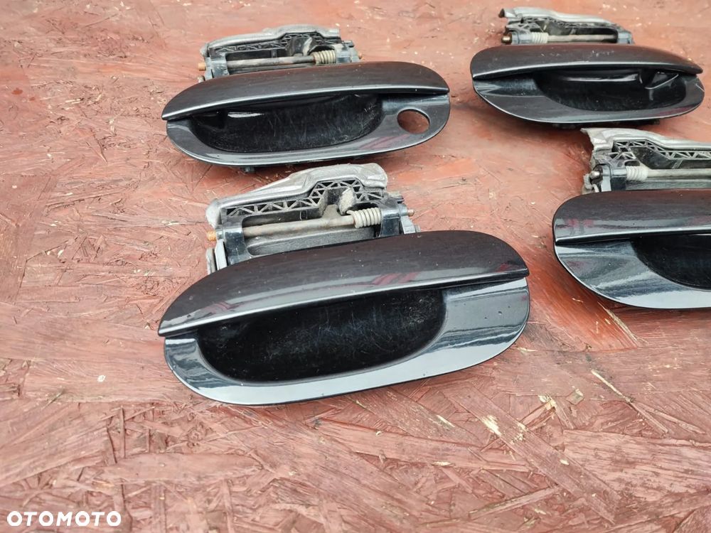 BMW E38 / E39 ORYGINALNY KOMPLET KLAMET ZEWNĘTRZNYCH W KOL. COSMOSCHWARZ 303/9, WERSJA EUROPA, LEWA / PRAWA / TYŁ / PRZÓD. O NR: 8 235 097 / 8 235 098 /  8 245 465 / 8 245 466 OEM. W BARDZO DOBRYM STANIE TECHNICZNYM. - 6