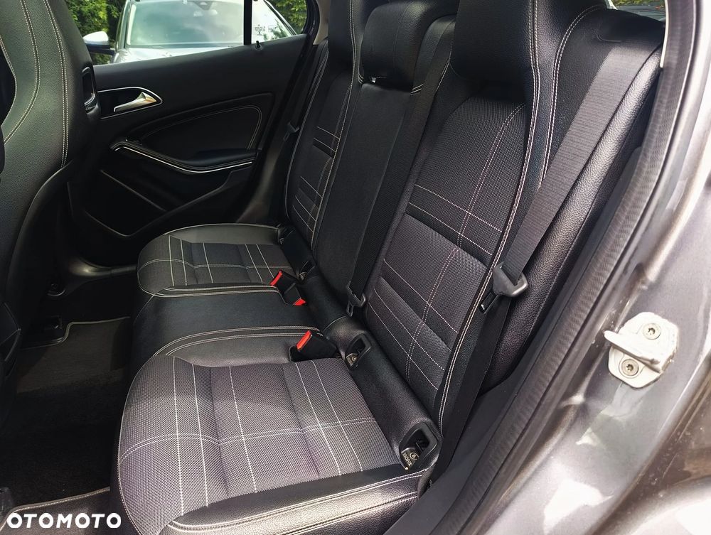 Mercedes-Benz GLA 180 Urban - 25