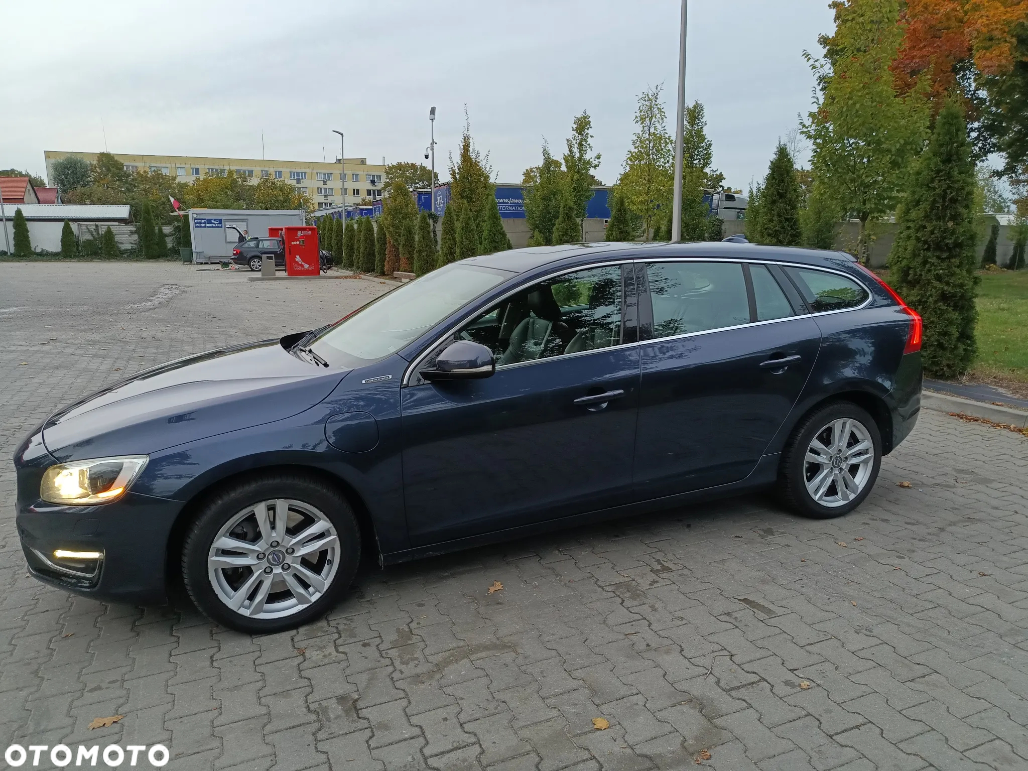 Volvo V60 D6 AWD Plug-in Hybrid R-Design Summum - 8