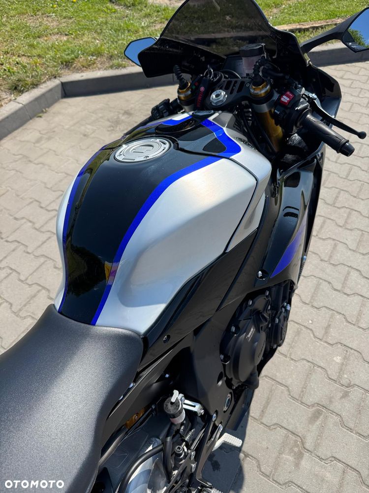 Yamaha R1 - 15