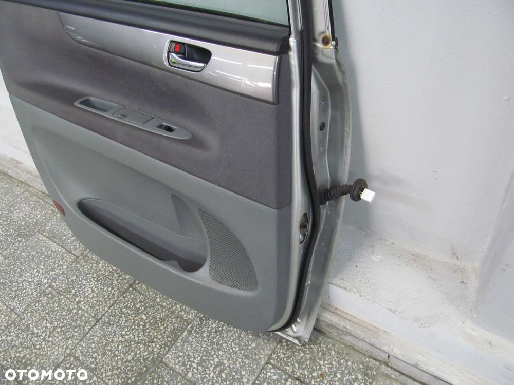 TOYOTA AVENSIS VERSO DRZWI LEWY TYL KPL 1C0 01-06 - 10