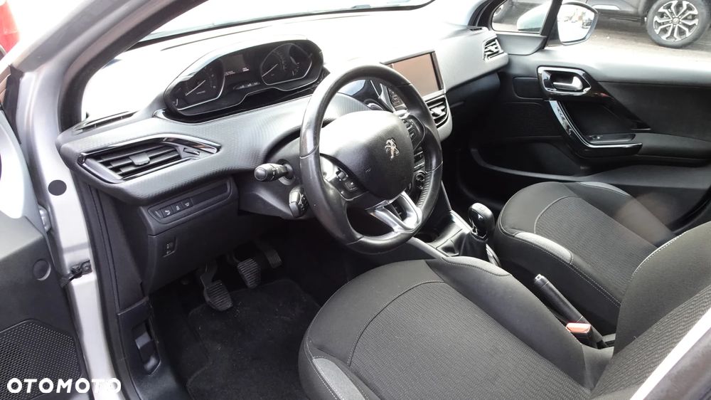 Peugeot 208 - 5