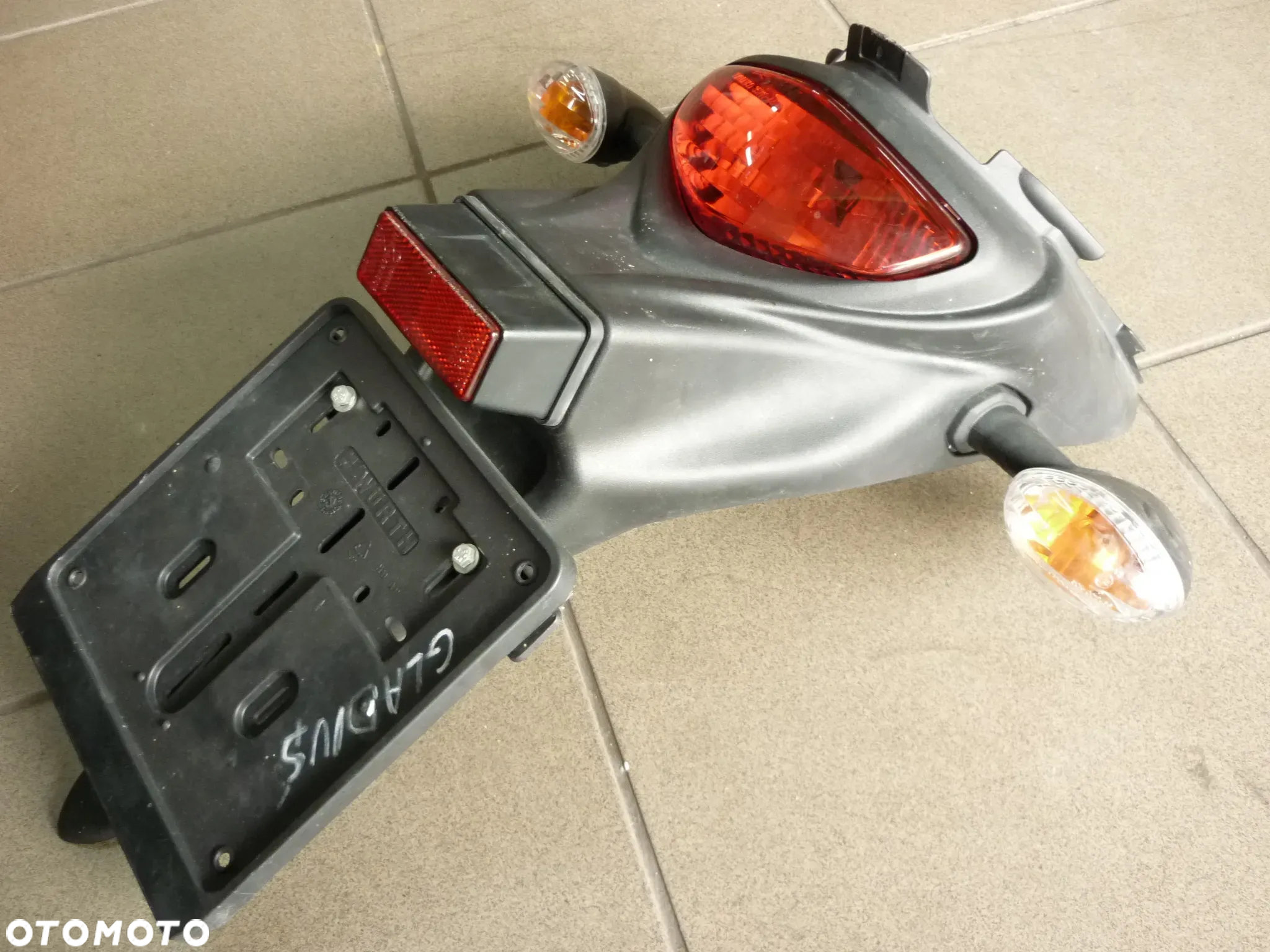 Błotniklampa kierunkowskazy mocowanie tablicy rejestracyjnej Suzuki Gladius 650 - 7