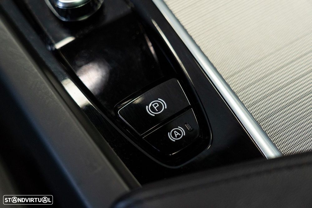 Volvo XC 60 2.0 T6 PHEV Plus Dark AWD - 44