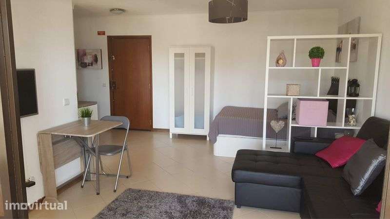 Arrenda-se T0 junto da zona ribeirinha a estudantes/professores - Grande imagem: 2/4