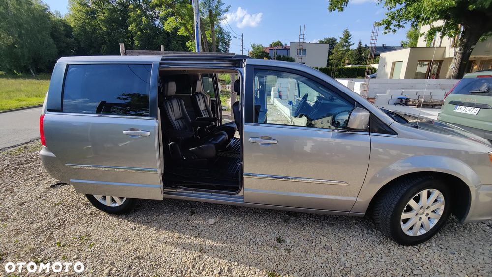 Chrysler Town & Country - 13