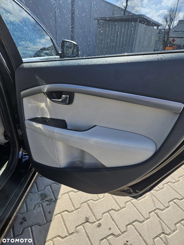 Volvo V70 D2 Momentum - 14
