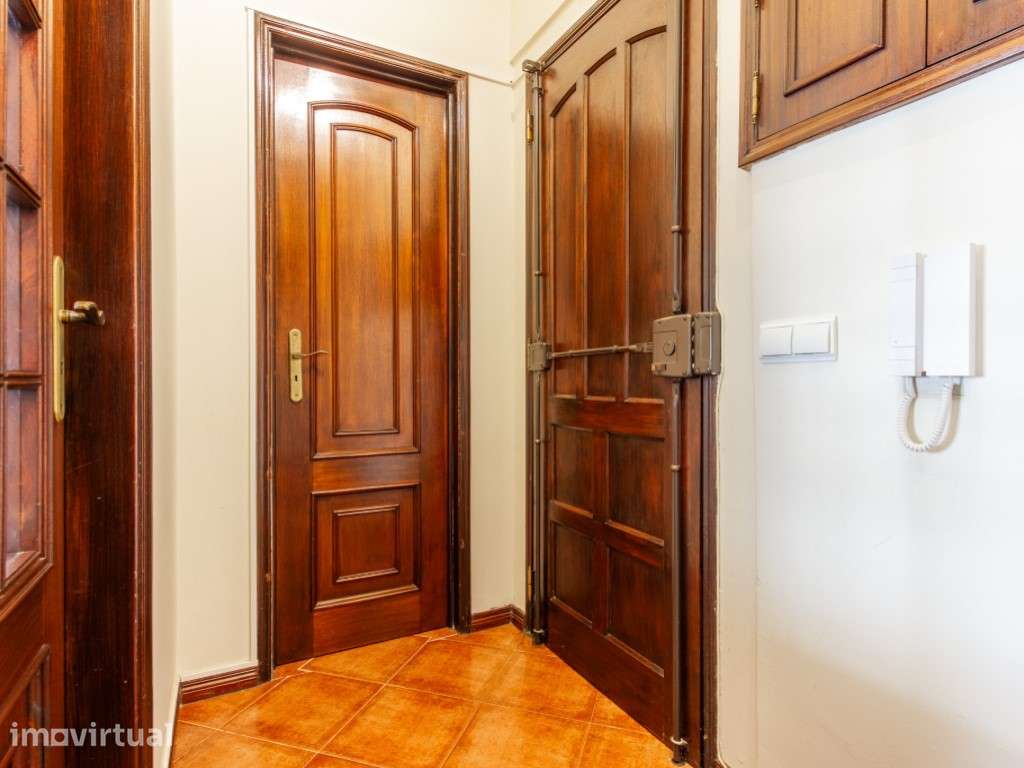 T3 na Amora luz natural, áreas generosas e varanda com vista para o... - Grande imagem: 2/22