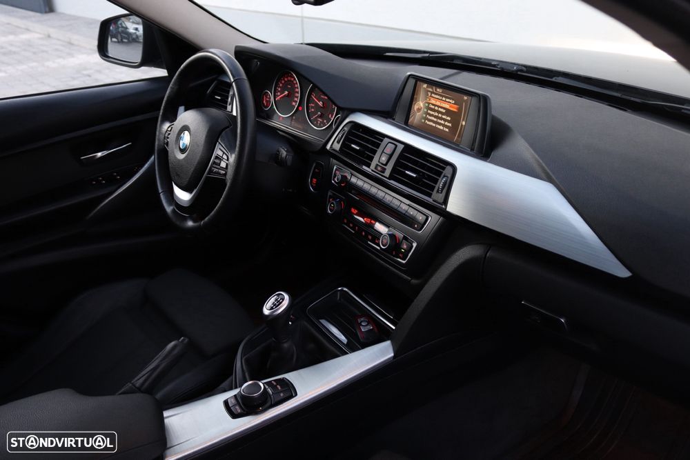 BMW 318 d Touring xDrive Line Sport - 42