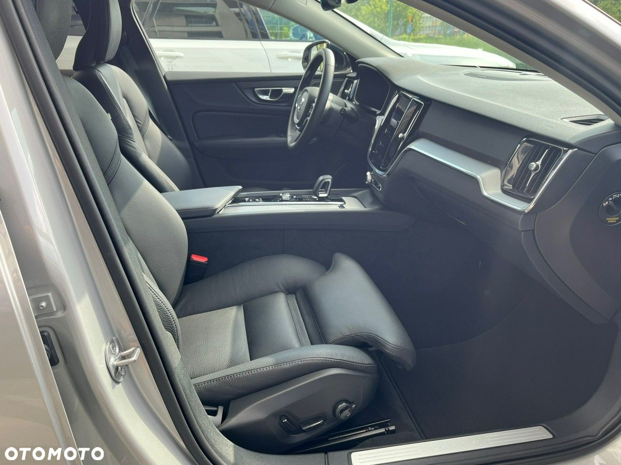 Volvo V60 B4 B DKG Plus Dark - 23