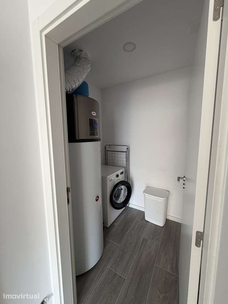 T3 Duplex Moderno, Totalmente Mobilado e Equipado – Rua do Loreto - Grande imagem: 5/17
