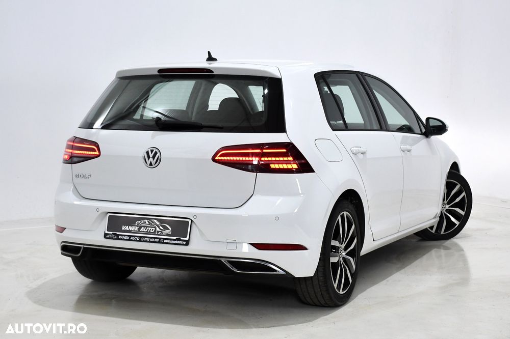 Volkswagen Golf - 6