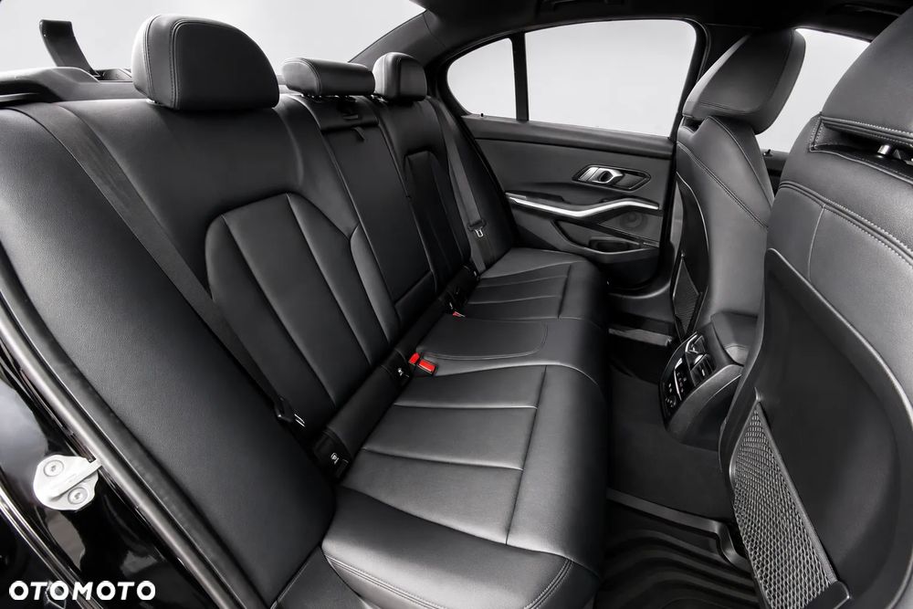 BMW Seria 3 330i - 15