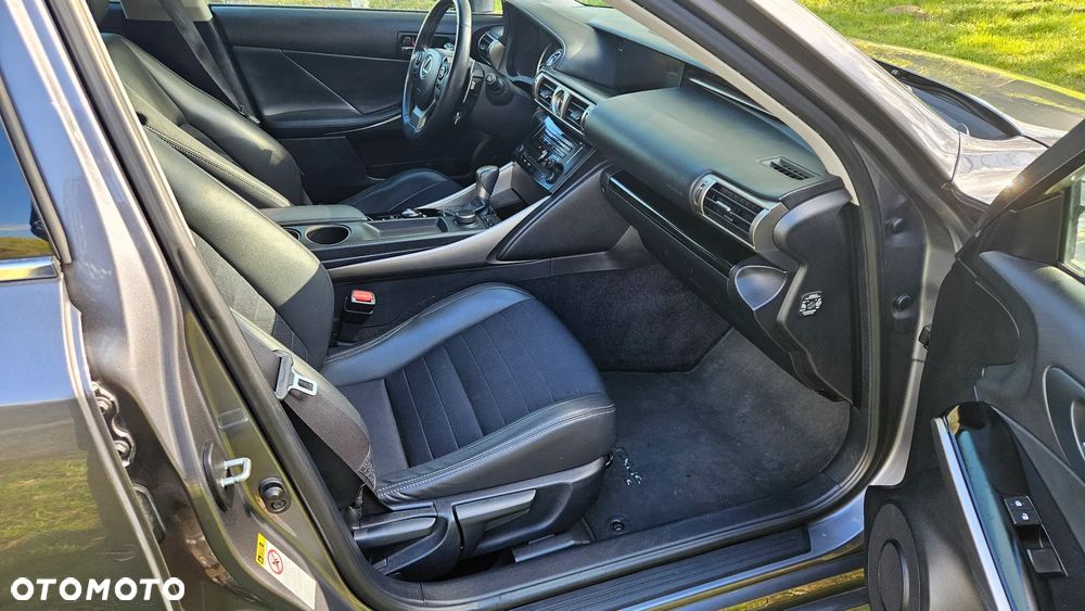 Lexus IS 300h Elegance - 14