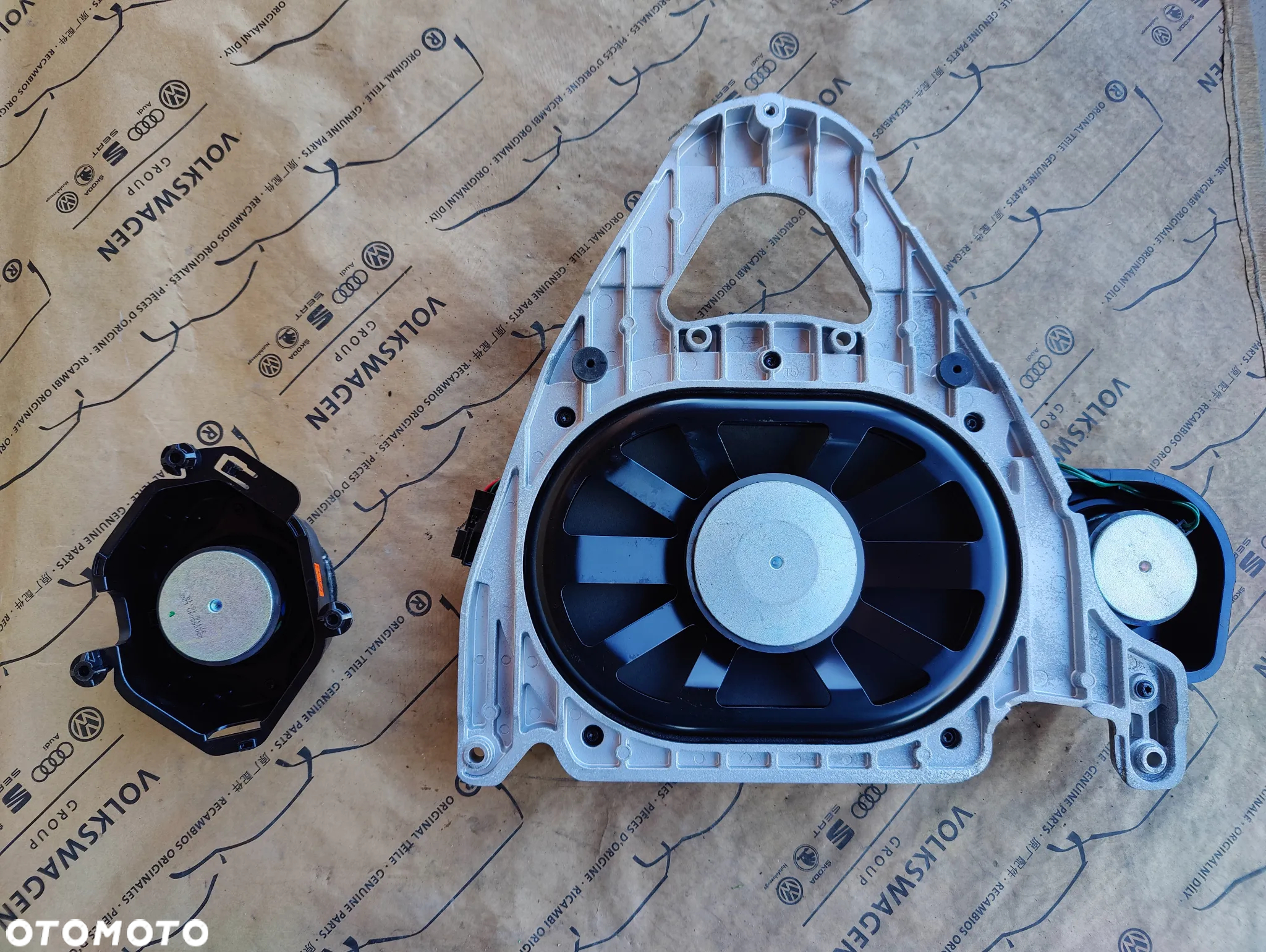 MERCEDES CLA W117 GŁOŚNIK TYLNA PÓŁKA SUBWOOFER A2048205702 A2048205802 - 2