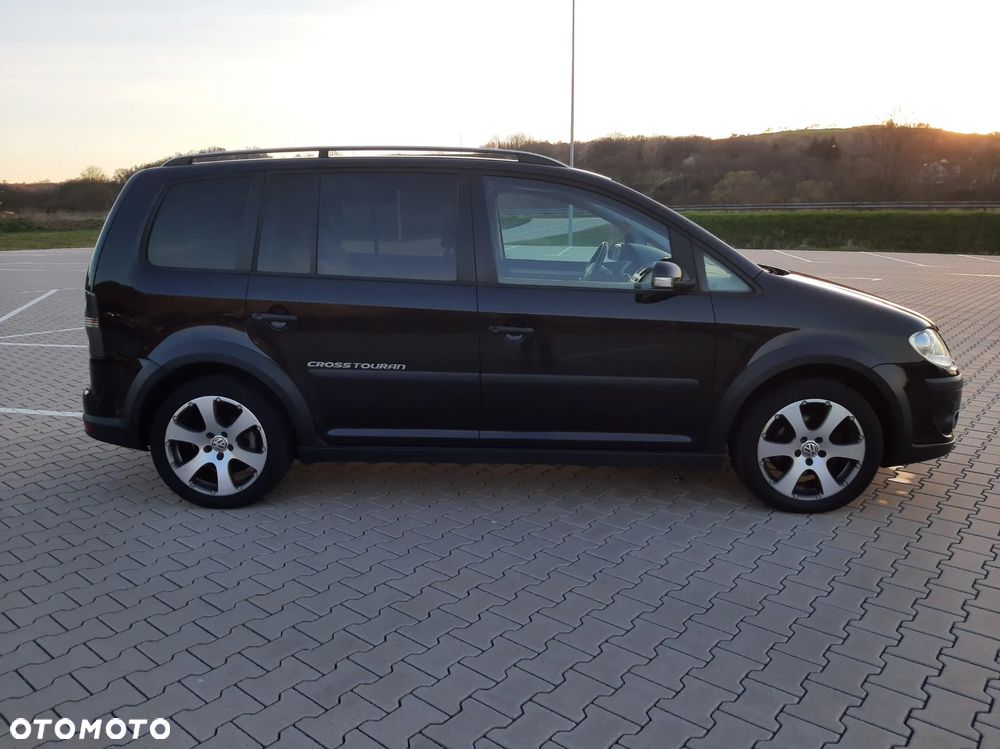 Volkswagen Touran 2.0 TDI DPF Highline - 9