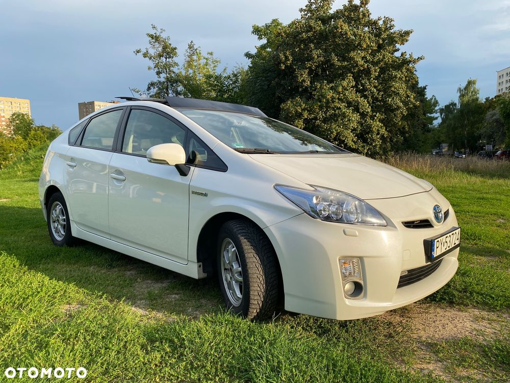 Toyota Prius (Hybrid) Executive - 3