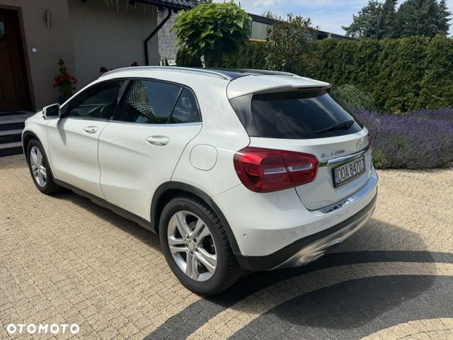Mercedes-Benz GLA - 9