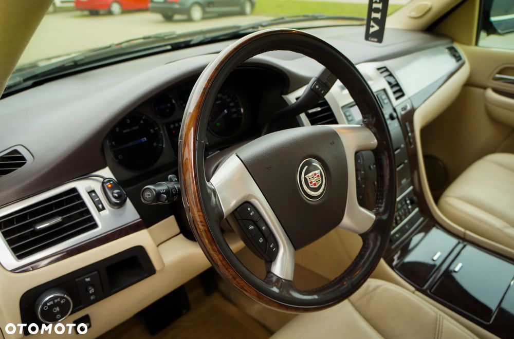 Cadillac Escalade - 11