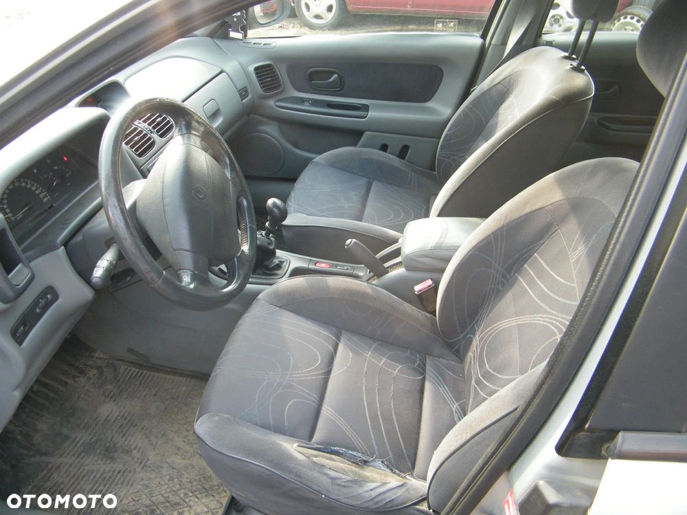 Renault Laguna I FL (98-01r.) 1.8 119KM. Silnik F4P 760 Skrzynia JB3 909 lakier MV640 – Iceberg Grey BC. Cały na części. GWARANCJA !!!  Przód Tył Zestaw Komplet Drzwi Klapa Zderzak Błotnik Maska Grill Atrapa Szyba Pas Lampa Lusterko Boczki Fotel Kanapa Kokpit Deska Rozdzielcza Przełącznik Włącznik Sterownik Przewody Wiązka Instalacja Moduł Komputer Czujnik Listwa Pompa Alternator Wtryski Głowica Rozrusznik Kompresor Sprzęgło Dwumas Silnik Skrzynia ABS Klimatyzacji Paliwa Wspomagania Kolektor Turbina Przepustnica Zawór Chłodnica Koło Hak Belka Sanki Zawieszenie Mcpherson Półoś Amortyzator Wydech Tłumik Zacisk Most - 13