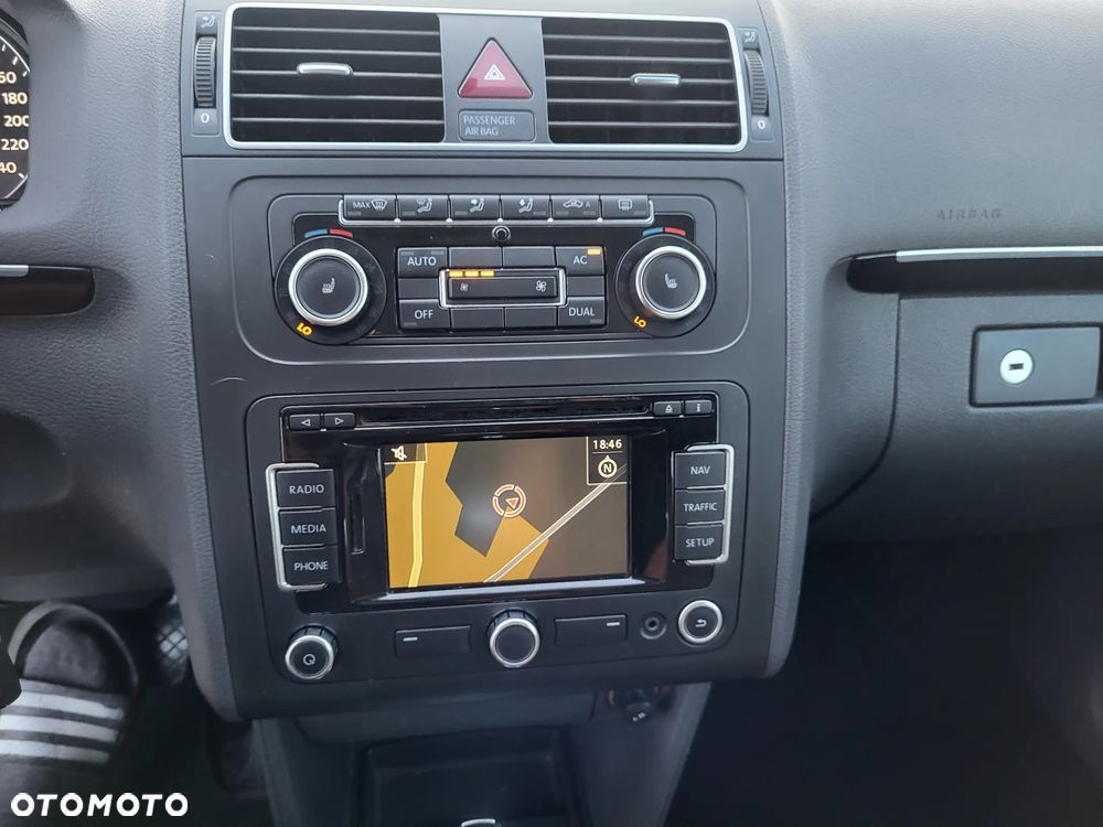 Volkswagen Touran 2.0 TDI Trendline DSG - 12