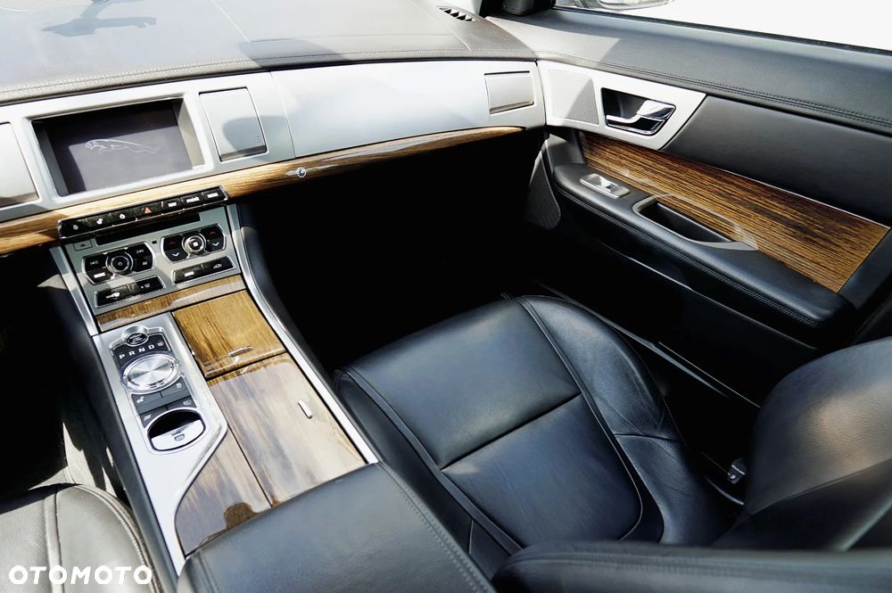 Jaguar XF 3.0 V6 D Luxury - 27