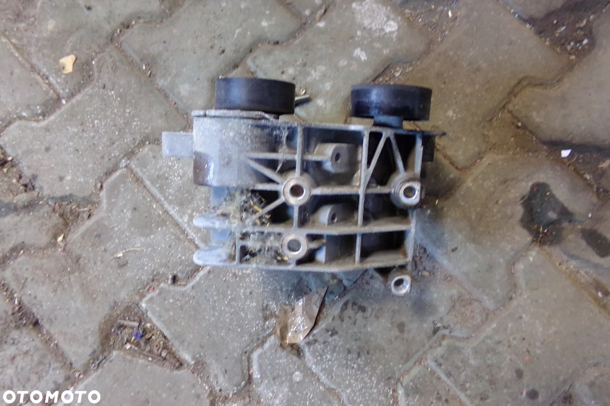 Mocowanie alternatora sprężarki rolek Ford Fiesta MK6 1.3B - 2