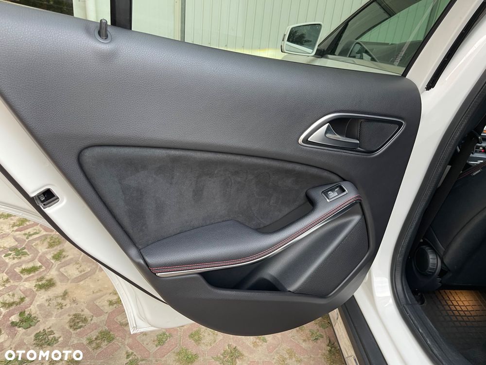 Mercedes-Benz GLA 200 7G-DCT - 20