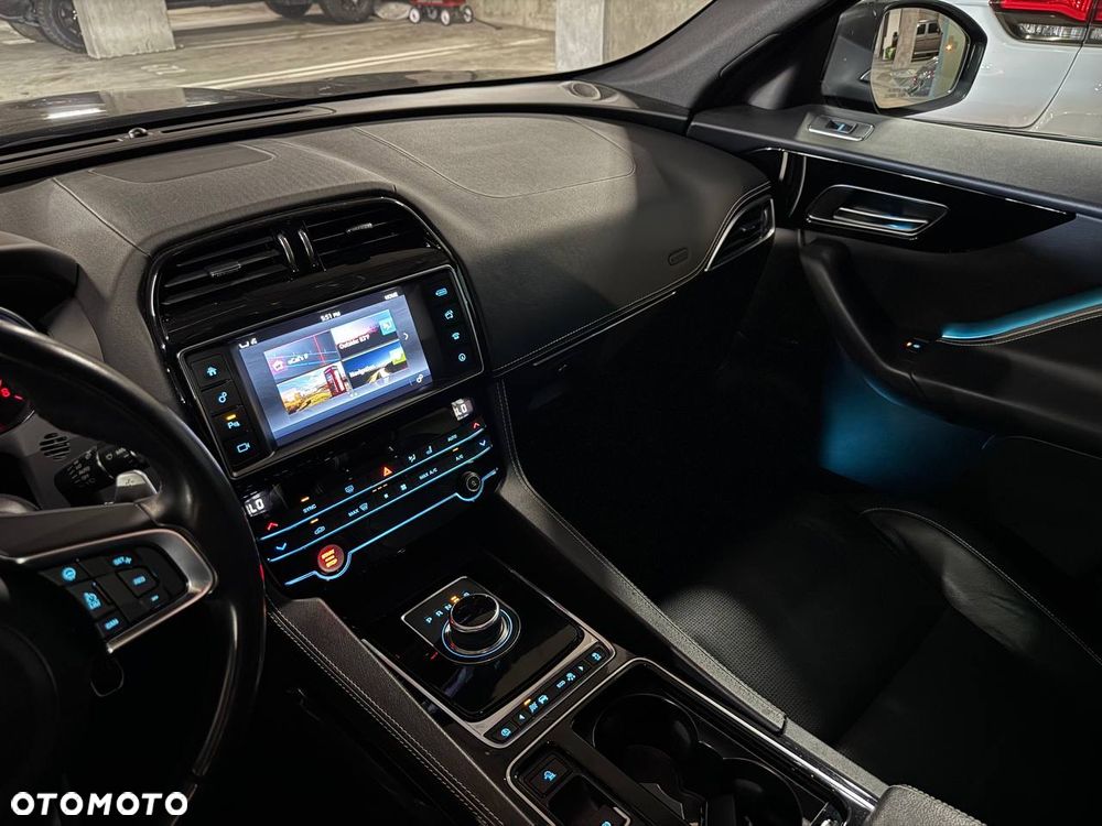 Jaguar F-Pace P250 AWD R-Dynamic S - 8