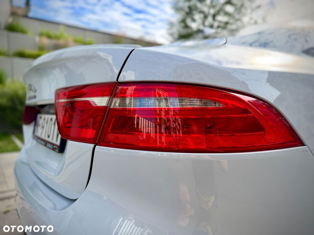 Jaguar XE 2.0 D R-Sport - 18