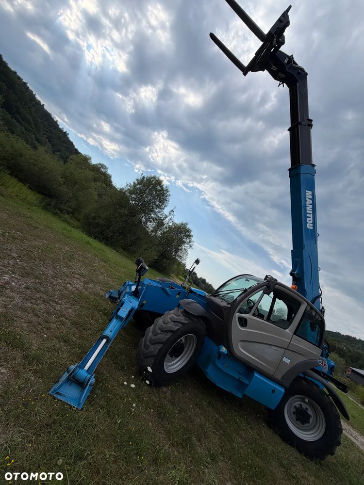 Manitou MT1440. Ładowarka Teleskopowa 14 metrów wysuw! UDŹWIG 4 TONY! Przebieg 2900 mtg. Maszyna jak Nowa z SALONU. 2017 rok. z Norwegii z Gospodarstwa rolnego! Silnik PERKINS Turbo 110 km. Aktualne Serwisy w Dekra. Nowy Model sterowane wszystko z 1 dżojstika. Ani deka luzów czy wycieku. OKAZJA! Jazda REWERS + 4 biegi. Skręt 3 tryby. Wyjście Hydrauliczne na maszcie, Poziomowanie ośi stabilizatory! Wyjścia Hydrauliczne na maszt! Okazja Ani deka luzów i wycieków. Wersja Norweska. Wielka Okazja - 3