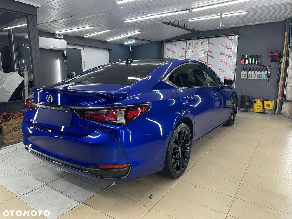 Lexus ES 300h F Sport Design - 11