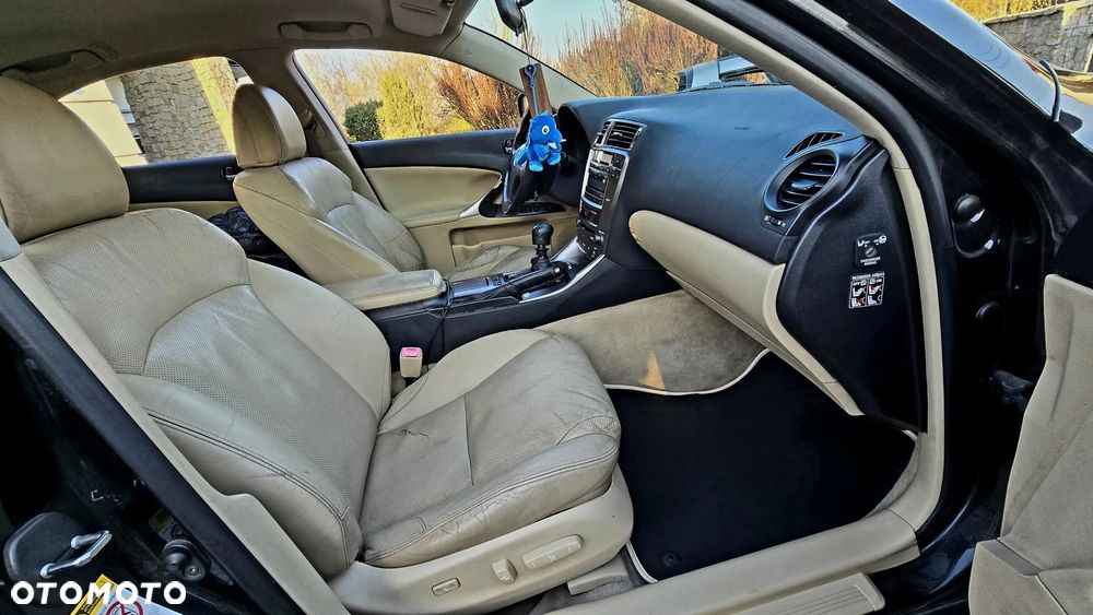 Lexus IS 220d - 11