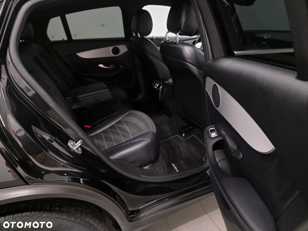 Mercedes-Benz GLC 300 d 4Matic 9G-TRONIC AMG Line Plus - 31