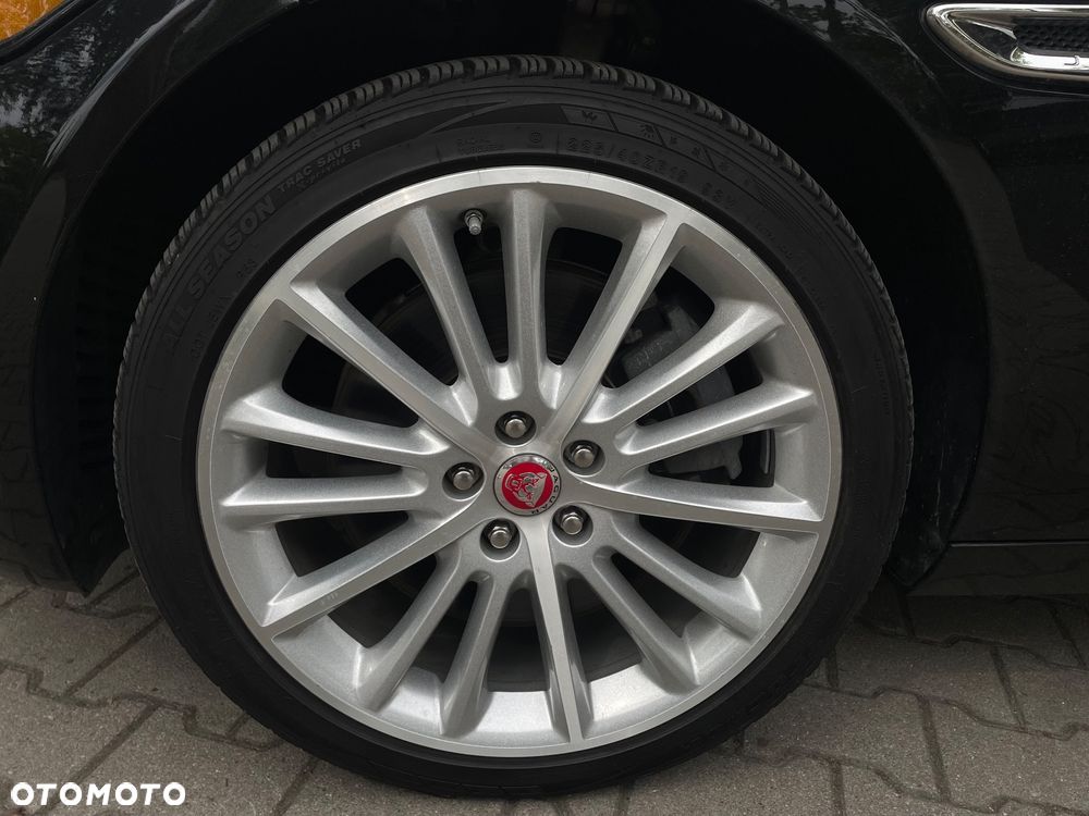 Jaguar XE 30t AWD Portfolio - 21