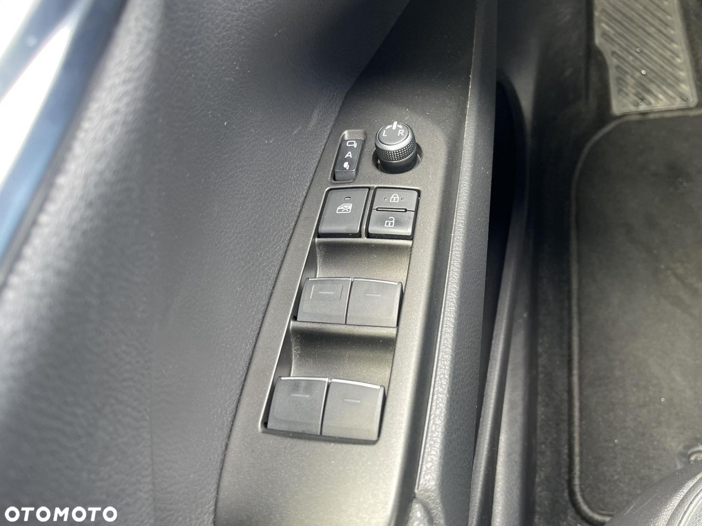 Toyota Camry - 17