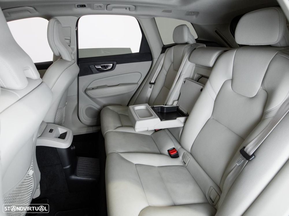Volvo XC 60 2.0 T8 PHEV Momentum Plus AWD - 11