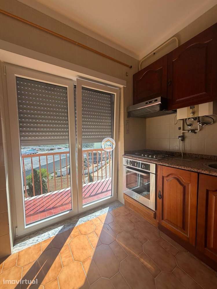 Apartamento para arrendamento T2  com varanda, sala com Lareira e cozi - Grande imagem: 5/19