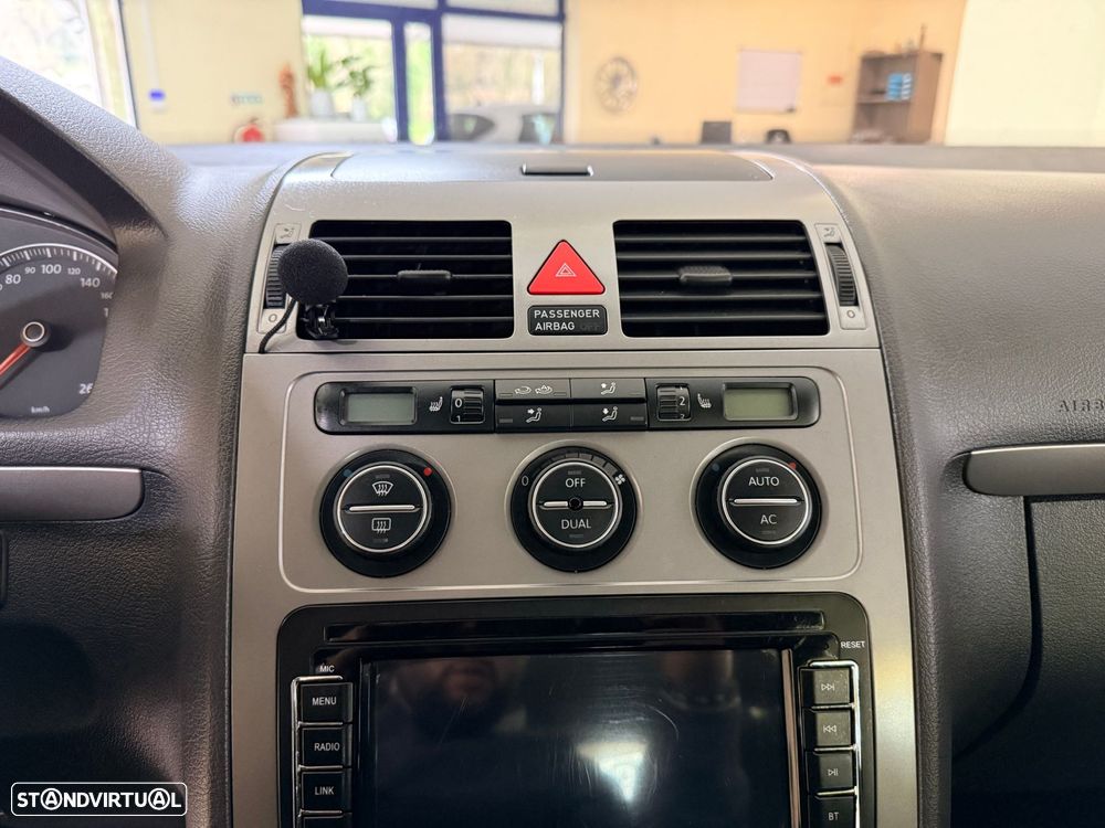 VW Touran 2.0 TDI Highline 7L - 20