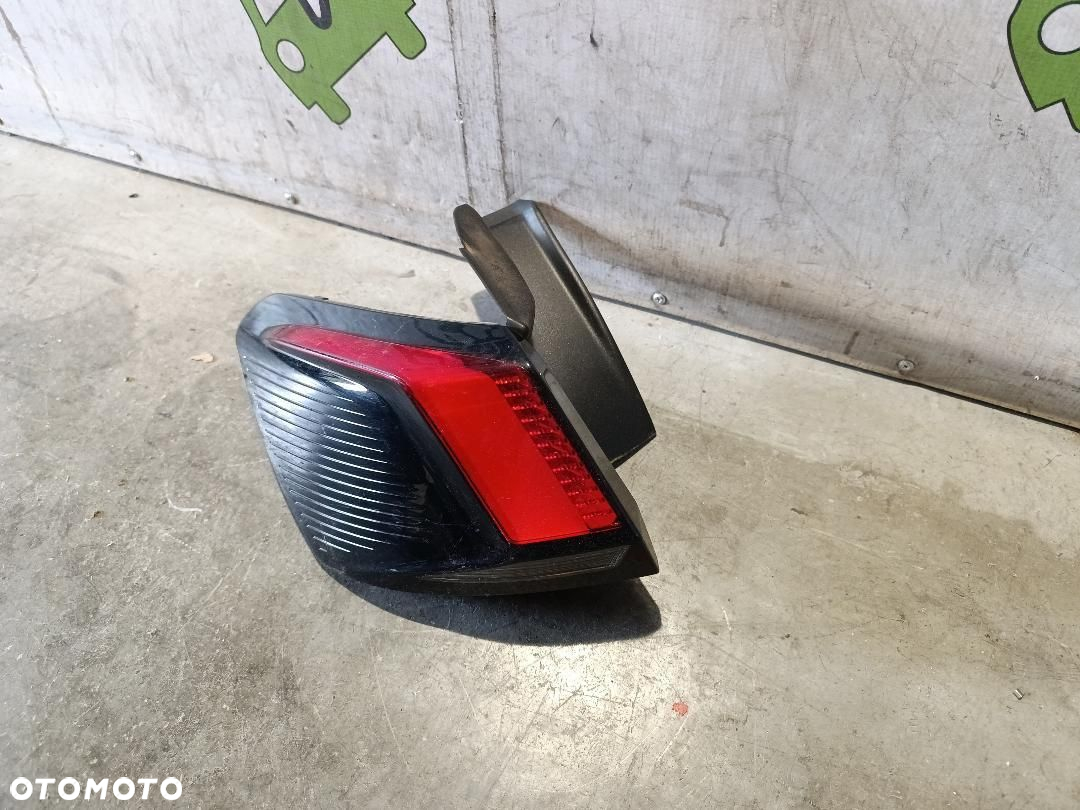 PEUGEOT 3008 II LAMPA LEWA TYŁ 9810477180 - 2