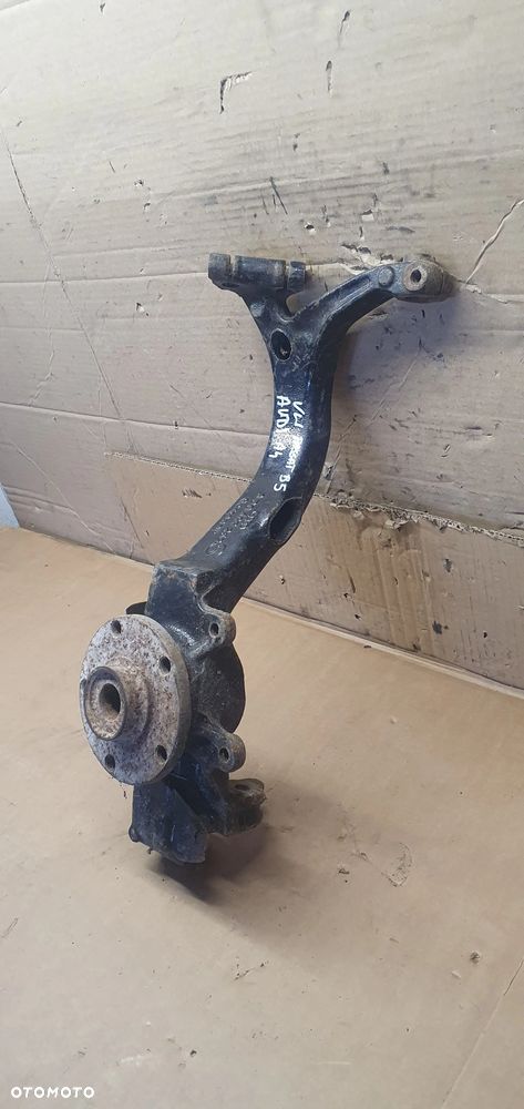 Zwrotnica piasta lewy przód przednia lewa VW Passat B5 1.8 8D0407257S - 3